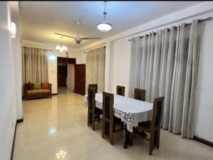 RatmalanaAraliya Uyana Apartments - Two Bed Room House的一间用餐室,在房间内配有桌椅