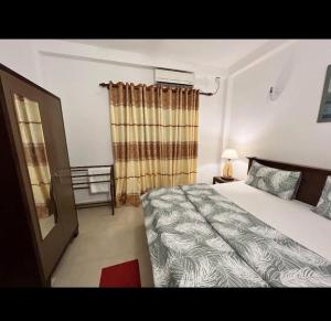 RatmalanaAraliya Uyana Apartments - Two Bed Room House的一间卧室设有一张床和一个窗口