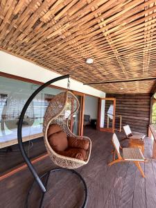 乌鲁瓦图岩礁旅馆的柳条秋千挂在房间的天花板上