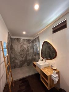 乌鲁瓦图岩礁旅馆的浴室设有水槽和墙上的镜子