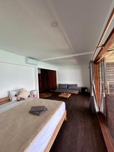 乌鲁瓦图岩礁旅馆的一间设有床铺和沙发的房间