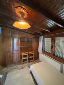 帕拉利亚狄奥尼索Villa Ocean的一间卧室配有一张床和一张桌子
