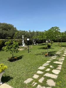 帕拉利亚狄奥尼索Villa Ocean的草地上带石头路的花园