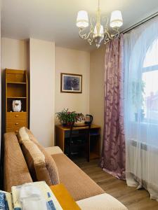 丰坦卡Готель Лаванда на Ривьере , Карпатский чан, Фонтанка 1 Одесса的带沙发和窗户的客厅