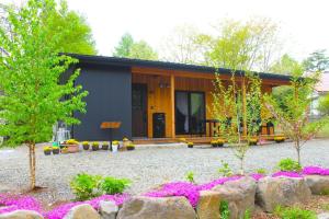 北斗市Yatsugatake Guest House Matsuda House - Vacation STAY 11086的前面有花园的房子