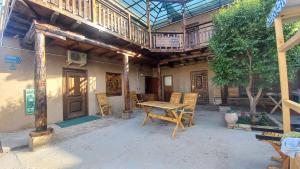 希瓦B&B, Khiva ,, Abdullah " in ichan Kala的户外庭院配有木桌和椅子