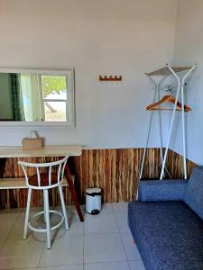 珀尼达岛Beach House Penida的客房设有书桌、桌子和椅子。