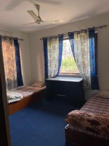 帕坦Kasaa home的客房设有两张床和窗户。