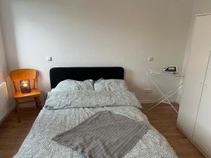 阿尔斯多夫Wohnung über Restaurant的一间卧室配有一张带毯子和灯的床