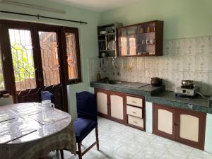 帕坦Kasaa home的厨房配有桌子和桌椅