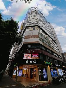 台北RF富裕自由商旅 - 忠孝馆的一座高大的建筑,前面有彩虹