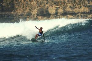 EkasMelody Surf Camp - Ekas Lombok的海浪冲浪的人