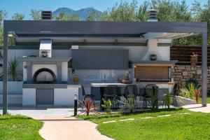 PeramaLilium Villa, summer aroma, By ThinkVilla的厨房设有带烧烤设施的户外厨房
