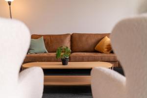 乌普萨拉Uppsala Hotel Apartments的客厅配有沙发和植物桌子