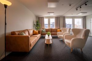 乌普萨拉Uppsala Hotel Apartments的带沙发、椅子和桌子的客厅