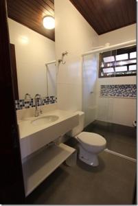 乌巴图巴Velas Chalés的一间带水槽和卫生间的浴室