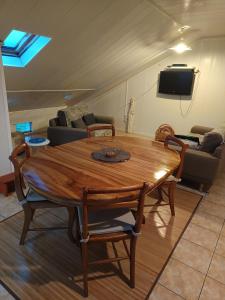 萨拉济Cascades de la mare à poule d'eau的客厅配有一张木桌和椅子