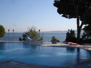 埃尔代克Kırtay Hotel Erdek的享有水景的大型游泳池