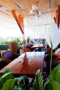 大叻Hera Hotel Đà Lạt的一间会议室,配有桌椅和植物