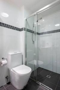 悉尼Convenient Studio With Courtyard的一间带卫生间和玻璃淋浴间的浴室