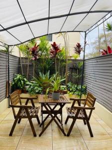 悉尼Convenient Studio With Courtyard的庭院配有桌椅和植物