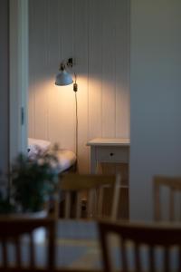 BrevikBreviken Golf & Hotell的一间设有桌子的房间,墙上有灯