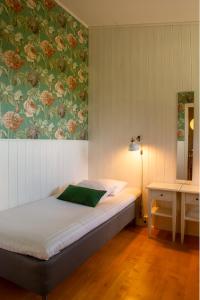 BrevikBreviken Golf & Hotell的一间卧室配有一张壁画床