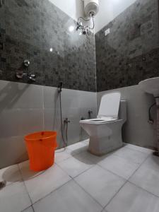 勒克瑙Hotel JP Inn的浴室配有卫生间、淋浴和盥洗盆。