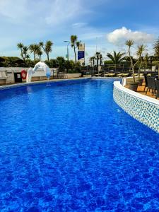 伯恩茅斯坎伯兰海洋休闲酒店的蓝色海水大型游泳池