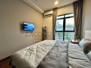 哥打京那巴鲁K Avenue 2-3PAX Studio Homestay by Zaco Suites的一间卧室设有一张大床和一个窗户。
