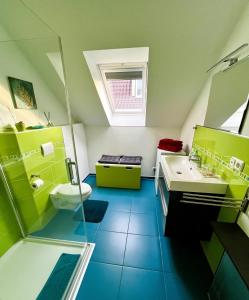 萨尔茨韦德尔Apartment Kirschti的绿色浴室设有水槽和卫生间