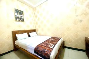 PurworejoCapital O 93942 Griya Singgah Berkah Syariah的一间小卧室,卧室内配有一张床铺