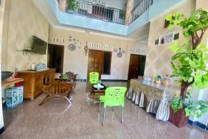 PurworejoCapital O 93942 Griya Singgah Berkah Syariah的客厅配有绿色椅子和桌子