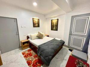 甘托克Ga-Ki-Khim Homestay的一间小卧室,配有一张床和一扇门