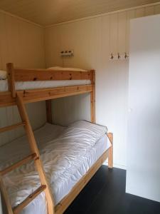 UlvsvågUlvsvåg Gjestgiveri og Fjordcamping AS的双层床间 - 带两张双层床