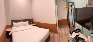 怡保T SQUARE HOTEL (IPOH)的一间小卧室,配有一张床和电视