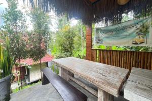 JembranaBelvilla 93954 Meta Pandawa Bali Mounth Villa的木凳坐在带标志的庭院