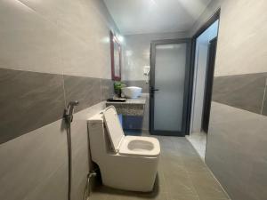 Cam LâmMoc homestay- Near Bai Dai Beach的一间带卫生间和水槽的浴室