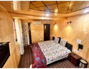 古尔马尔格Hotel Nagview Cottage, Jammu and Kashmir的小木屋内一间卧室,配有一张床