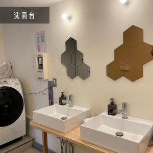 Takagi&HouSE - Vacation STAY 93911v的浴室设有水槽和墙上的两面镜子