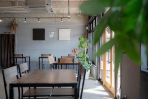 Takagi&HouSE - Vacation STAY 93911v的一间配备有桌椅的用餐室和植物