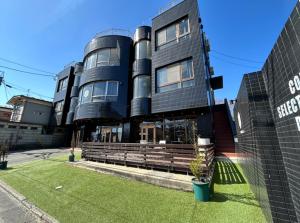 Takagi&HouSE - Vacation STAY 93911v的前面有草地的黑色大建筑