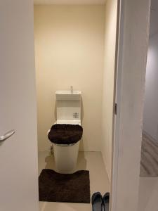 Takagi&HouSE - Vacation STAY 72442v的一间带卫生间和棕色座椅的浴室