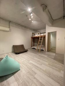Takagi&HouSE - Vacation STAY 72442v的带双层床和梯子的客房