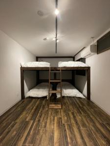 Takagi&HouSE - Vacation STAY 72442v的铺有木地板的客房内设有两张双层床。