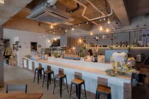 Takagi&HouSE - Vacation STAY 72442v的餐厅的酒吧,带凳子