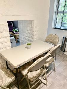 曼彻斯特Purple Blossom, cosy 2 bed apartment, near Didsbury, free parking的客厅配有白色的桌椅