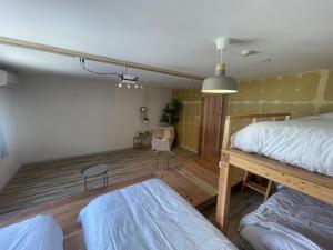 Takagi&HouSE - Vacation STAY 52186v的一间卧室配有两张床、一张桌子和一把椅子
