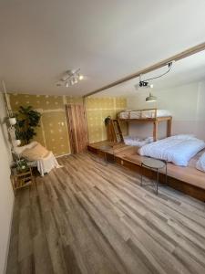 Takagi&HouSE - Vacation STAY 52186v的一间卧室设有两张双层床,铺有木地板。