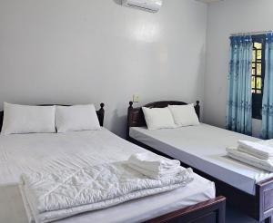 美奈凯庄旅馆 的两张睡床彼此相邻,位于一个房间里
